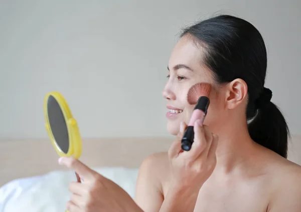 Retrato Atraente Jovem Mulher Adulta Aplicando Blusher — Fotografia de Stock