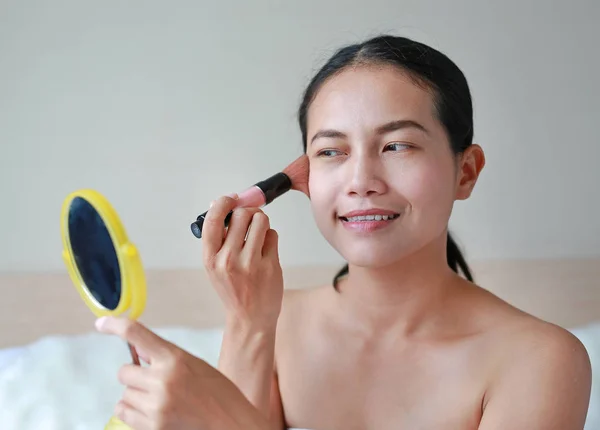 Potret Wanita Muda Yang Menarik Yang Mengenakan Blusher — Stok Foto