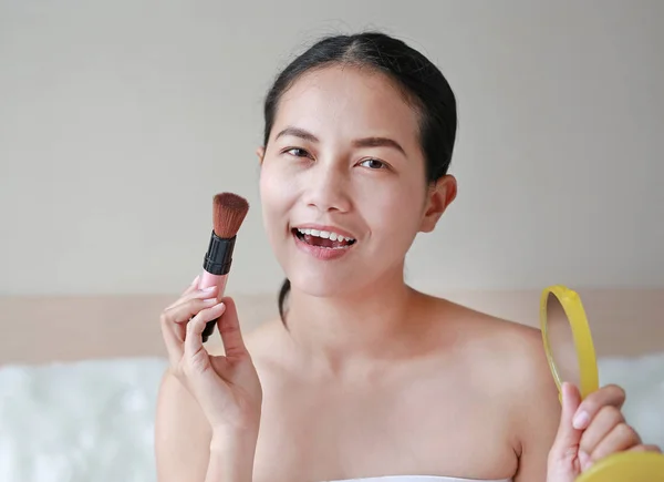 Retrato Atractiva Mujer Adulta Joven Aplicando Colorete — Foto de Stock