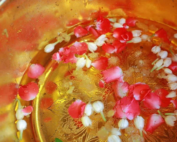 Свята Вода Змішується Квітка Пелюстки Духами Золота Чаша Монах Регіоні — стокове фото
