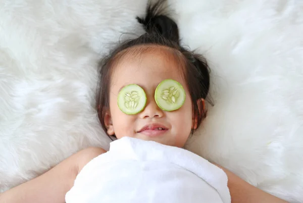 Мила Маленька Дівчинка Шматочком Огірка Очах Концепція Догляду Шкірою — стокове фото