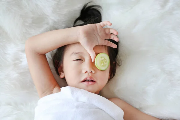 Schattig Klein Kind Meisje Met Een Schijfje Komkommer Haar Oog — Stockfoto