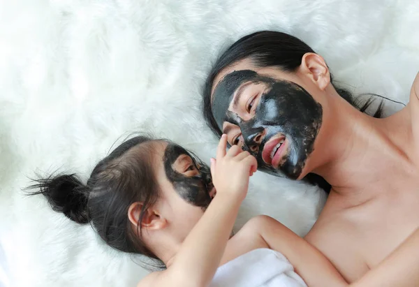 Ung Kvinna Och Barn Flicka Kol Peeling Ansiktsmask Skönhet Koncept — Stockfoto