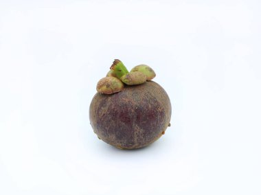 Beyaz arka planda bir Mangosteen meyvesi.