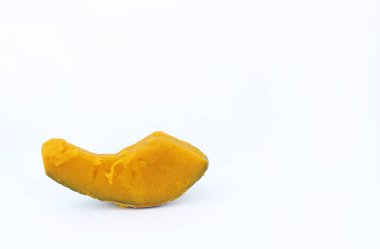 Beyaz arka plan üzerinde kopya alanı ile haşlanmış kabak dilimleri