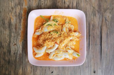 Kızarmış taze kalamar boyunduruğu yumurta, soğan ve kırmızı biber ile karıştırın. Üstten Görünüm.