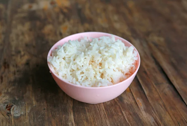 Ahşap Masa Üzerinde Pembe Kase Pirinç Yasemin — Stok fotoğraf