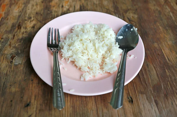 Riz Jasmin Avec Cuillère Fourchette Assiette Rose Sur Table Bois — Photo