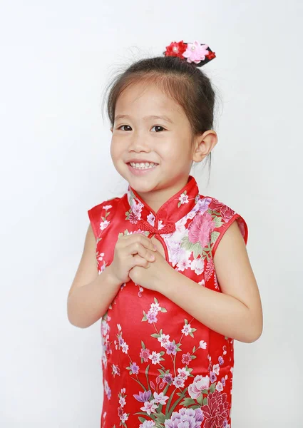 Sorrindo Menina Criança Asiática Vestindo Cheongsam Vermelho Com Celebração Gesto — Fotografia de Stock