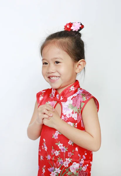 Sorrindo Menina Criança Asiática Vestindo Cheongsam Vermelho Com Celebração Gesto — Fotografia de Stock