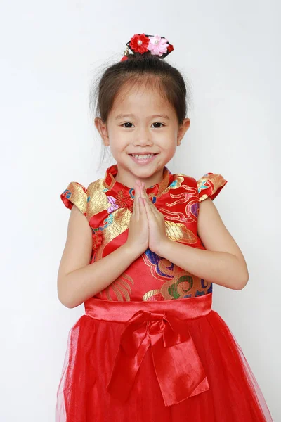 Sorrindo Menina Criança Asiática Vestindo Cheongsam Vermelho Com Celebração Gesto — Fotografia de Stock