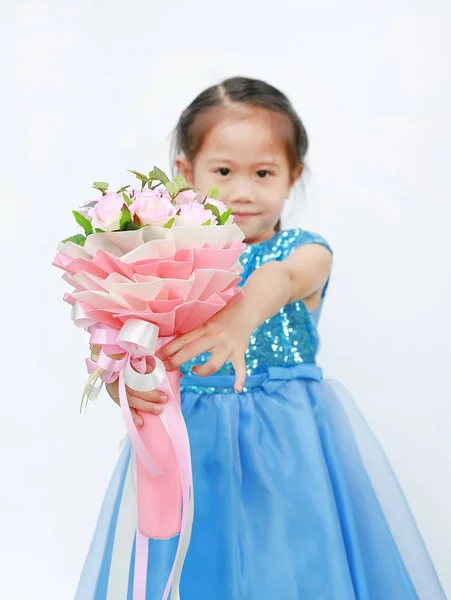 Pequena Menina Asiática Com Buquê Rosas Para Festival Valentine Isolado — Fotografia de Stock