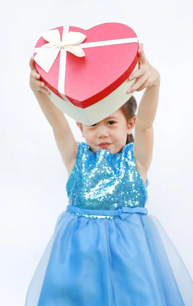 Retrato Uma Menina Asiática Pequena Bonito Com Caixa Presente Coração — Fotografia de Stock