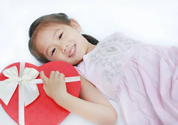 Menina Asiática Pequena Feliz Com Caixa Presente Coração Vermelho Isolado — Fotografia de Stock