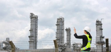 Arkadan görünüşü kadın inşaat işçisi karşı gaz ayırma tesisi