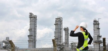 Arkadan görünüşü kadın inşaat işçisi karşı gaz ayırma tesisi