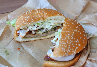 Kesilmiş yarım berger masaya sığır eti