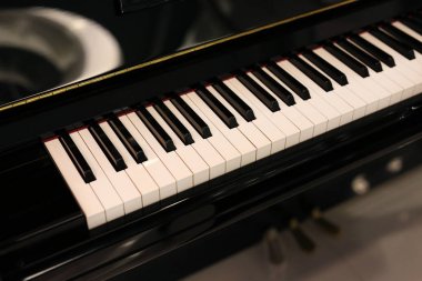 Seçici odaklı piyano klavyesi arkaplanı