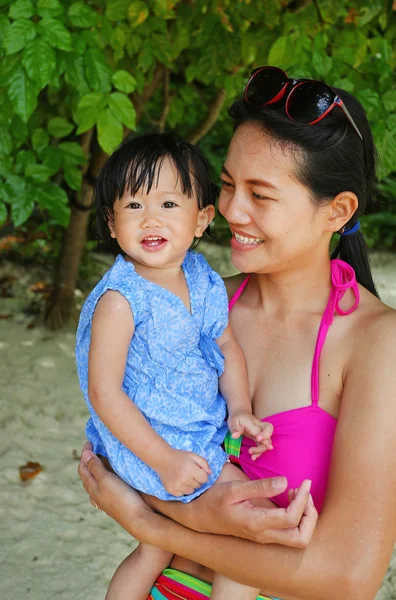 Portret Van Moeder Kleine Dochter Het Strand — Stockfoto