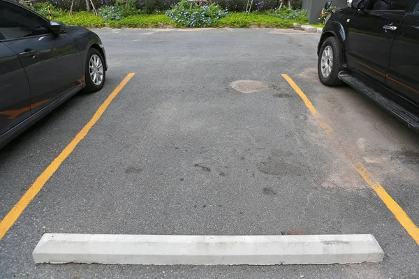 Corsia Parcheggio All Aperto Tra Auto Nel Parcheggio — Foto Stock