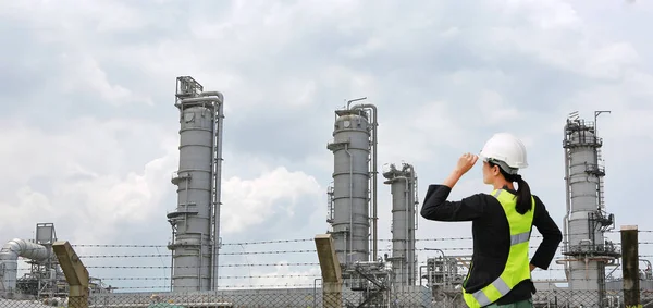 Back View Female Construction Worker Gas Separation Plant — Stock Photo, Image