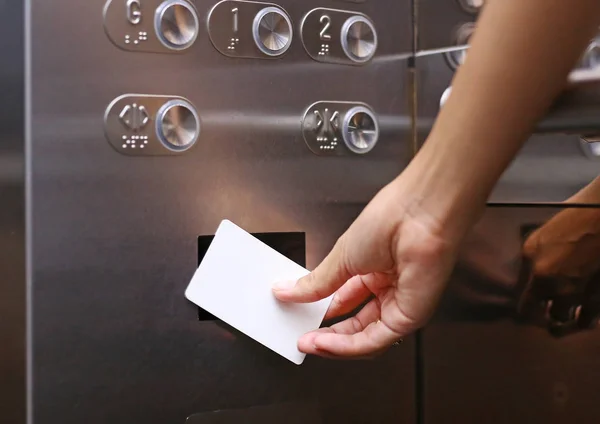 Asansör erişim denetimi, yukarı veya aşağı asansör zemin befor kilidini açmak için bir anahtar kart tutan el