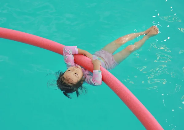 Menina Treinamento Piscina — Fotografia de Stock