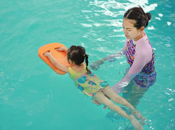 Aile Anne Öğretim Çocuk Yüzme Havuzu — Stok fotoğraf