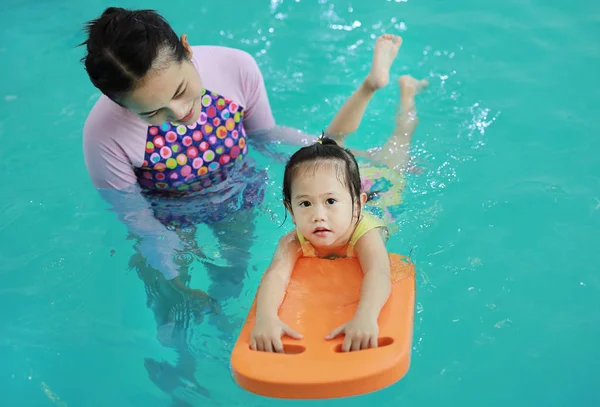 Famiglia Madre Insegnare Bambino Piscina — Foto Stock