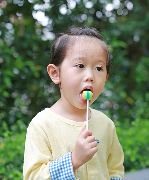 Kind Meisje Geniet Van Lollipop Snoep Eten Het Park — Stockfoto