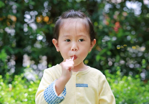 Lilla Barnflickan Tycker Att Äta Lollipop Godis Parken — Stockfoto