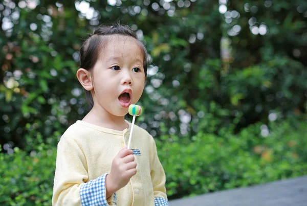 Lilla Barnflickan Tycker Att Äta Lollipop Godis Parken — Stockfoto