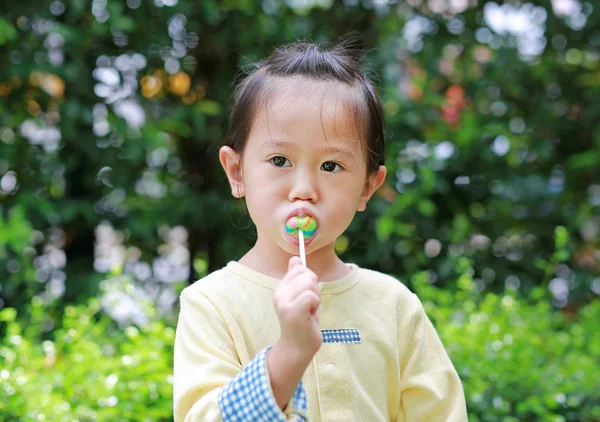 Lilla Barnflickan Tycker Att Äta Lollipop Godis Parken — Stockfoto
