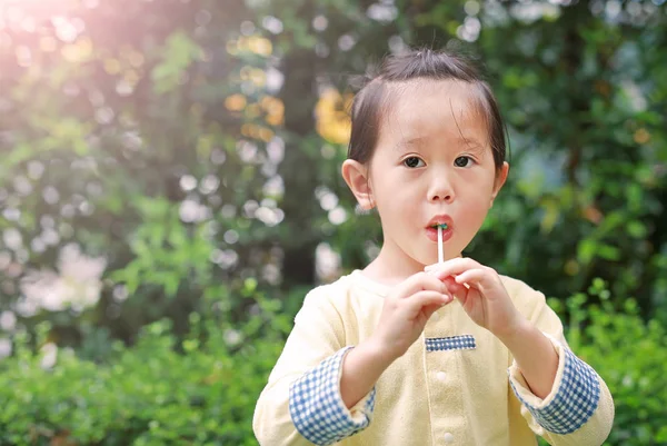 Kind Meisje Geniet Van Lollipop Snoep Eten Het Park — Stockfoto