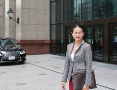 Ofis Binası yakınında yürüyüş güzel genç iş kadını.