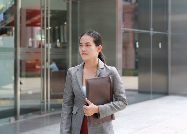 Ofis Binası yakınında yürüyüş güzel genç iş kadını.