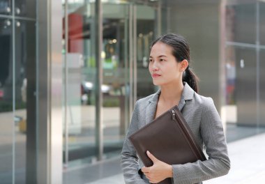 Ofis Binası yakınında yürüyüş güzel genç iş kadını.