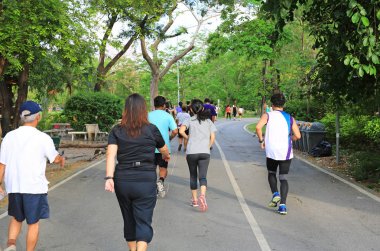 Grup Park'ta çalışan insan. arka görünüm.