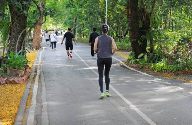 Parkta çalışan insanlar. arka görünüm.