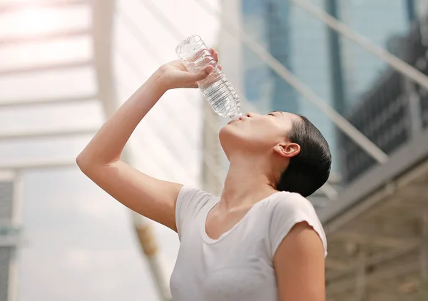 Törstig Kvinna Dricksvatten Offentliga Området — Stockfoto