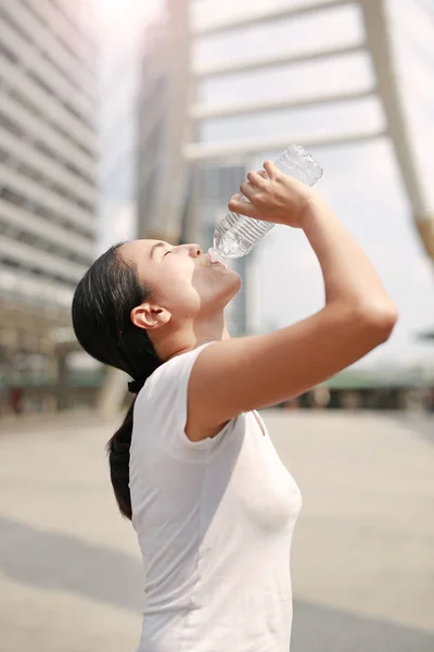 Wanita Haus Minum Air Area Publik — Stok Foto