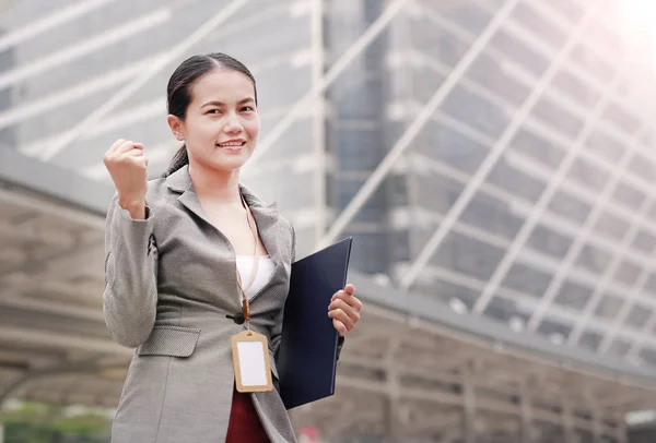Mooie Jonge Zakelijke Vrouw Expressie Strijd Buiten Aziatische Zakenvrouw Kantoormedewerker — Stockfoto