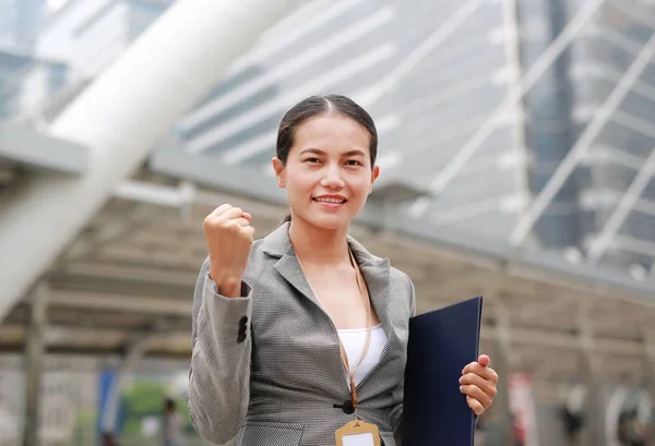 Vackra Unga Business Kvinna Uttrycket Kampen Utanför Asiatiska Affärskvinna Kontorist — Stockfoto