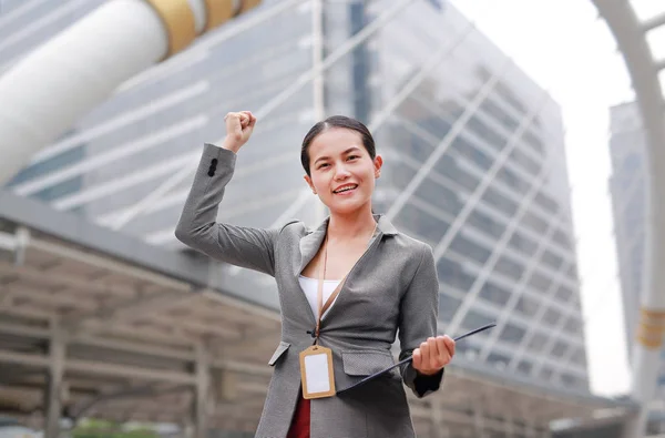 Güzel Genç Kadını Ifade Mücadele Dışında Asya Işkadını Ofis Çalışanı — Stok fotoğraf