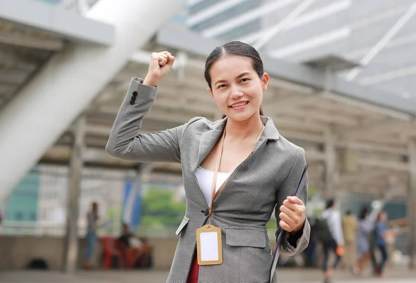 美丽年轻的商业女性表达在外面打架 在市中心商业区的亚洲女商人办公室工作人员 — 图库照片