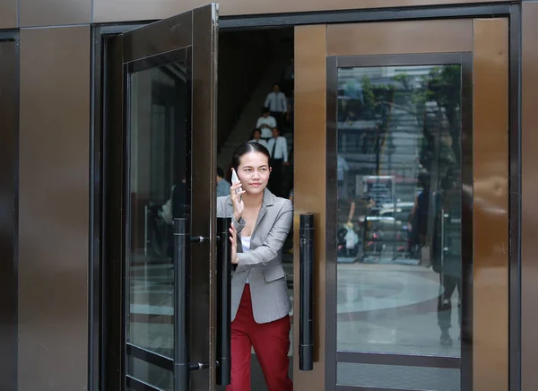 Hermosa Joven Mujer Negocios Usando Teléfono Con Puerta Abierta Caminando — Foto de Stock