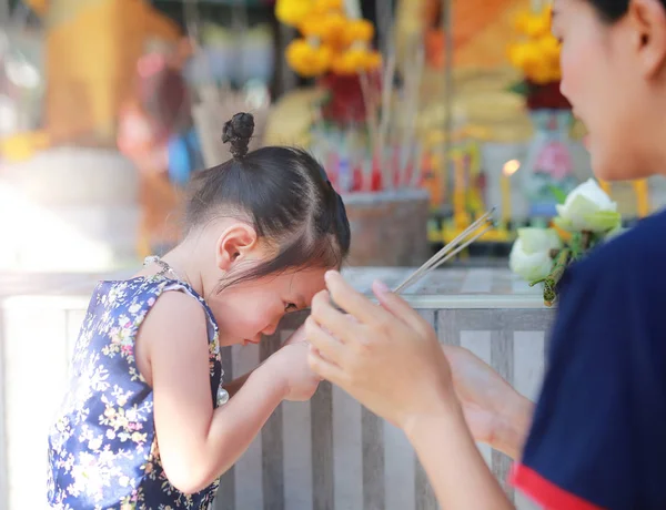 Aziatisch Meisje Van Moeder Kind Traditionele Songkran Festival Jurk Wierook — Stockfoto