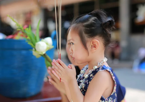 Asiatische Mutter Kind Mädchen Traditionellem Songkran Festkleid Mit Weihrauch Zollen — Stockfoto