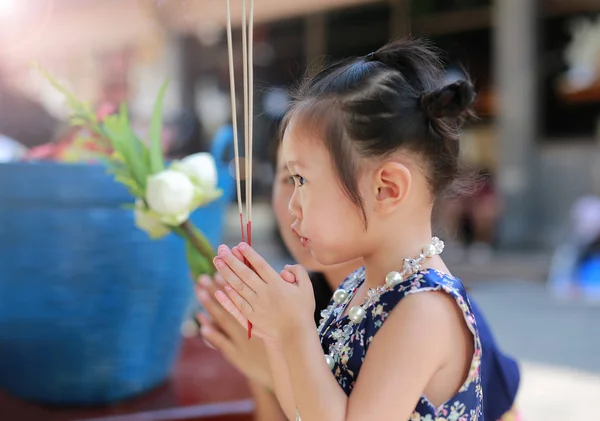 Ázsiai Anya Gyermek Lány Hagyományos Songkran Fesztivál Ruha Füstölő Pay — Stock Fotó