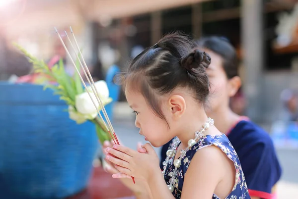 Азиатская Мать Девочка Традиционном Платье Фестиваля Сонгкран Благовониями Отдают Дань — стоковое фото